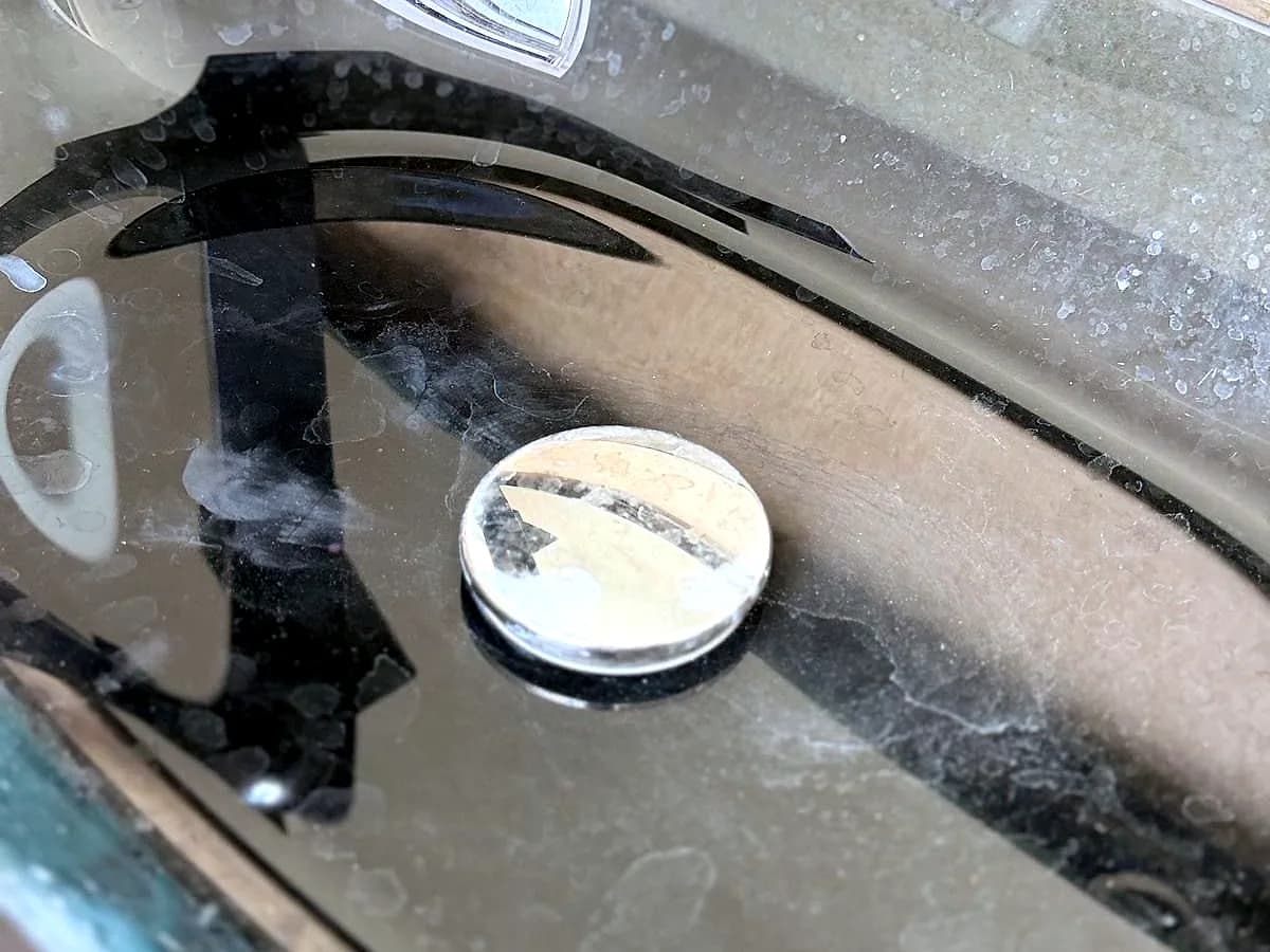 Schwarzes Waschbecken vorher: Kalk- und Seifenreste auf dem Glas
