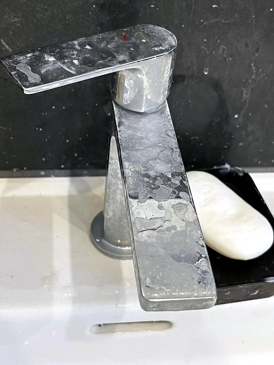 Armatur vorher: matte Kalkflecken auf Chrom