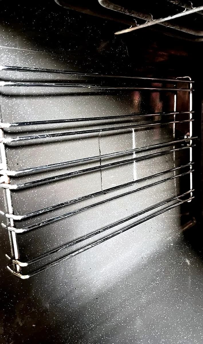 Backofen nachher: saubere Innenwände und Einschubgitter