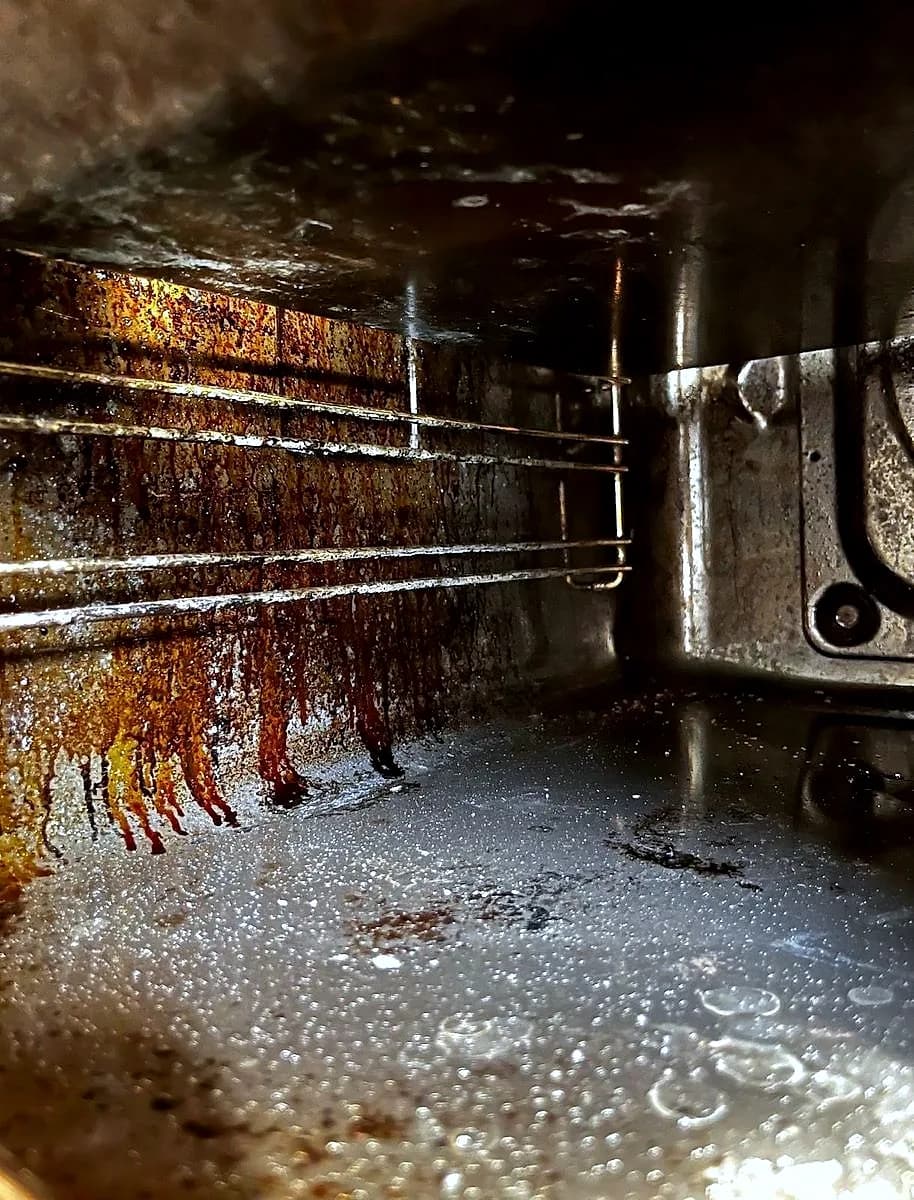 Backofen vorher: eingebrannte Fett- und Rostspuren an den Wänden